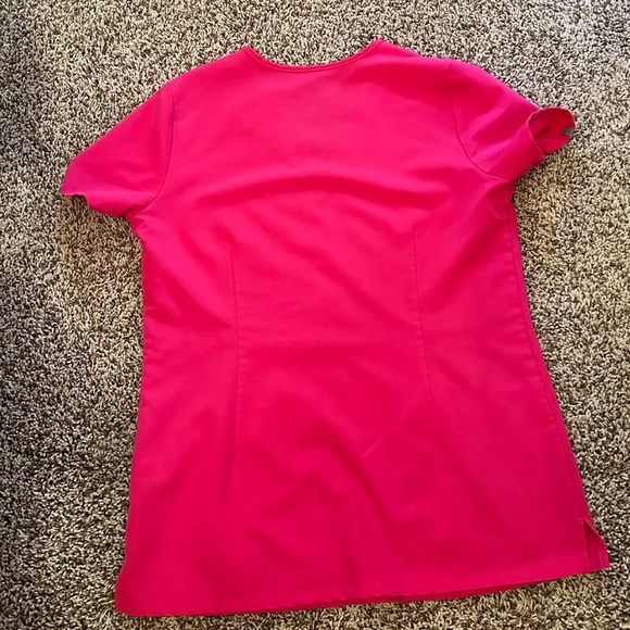 FIGS- Casma™ Three-Pocket Scrub Top - Picture 3 of 3